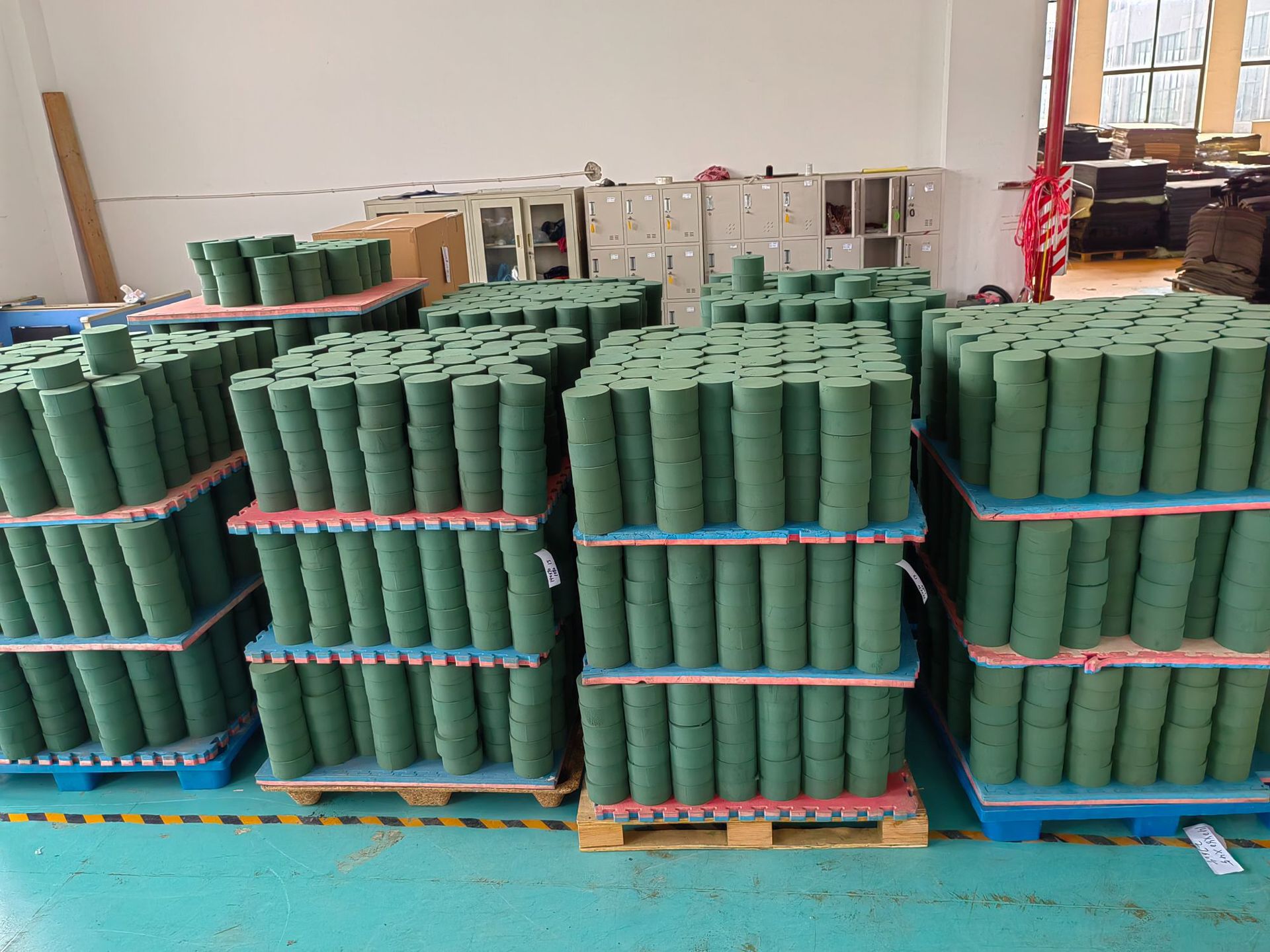 Verde (diámetro 8cm y espesor 4cm); Flor redonda barro