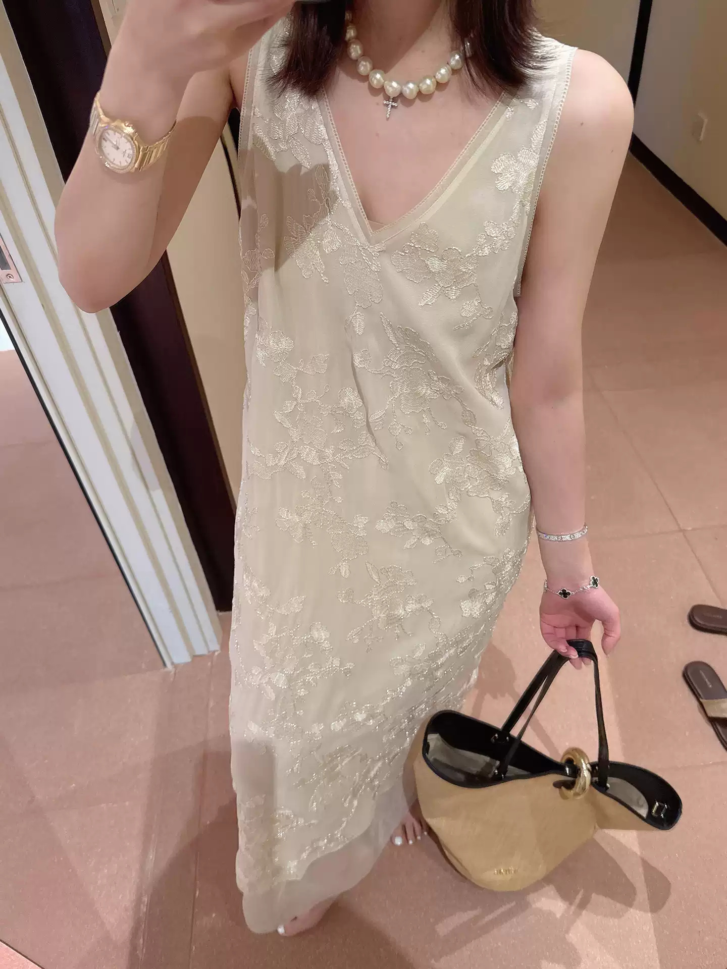 Đầm maxi nữ thêu hoa cổ V dáng suông tay không — Trắng Champagne Siêu Nhạt chi tiết 4