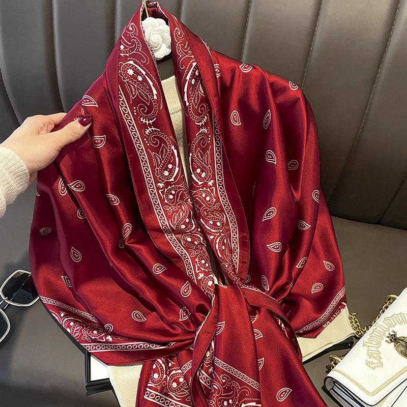 Nuevas letras europeas impresas en piedras preciosas amarillas imitación de seda seda brocado al aire libre con una toalla de playa bufandas de seda para mujeres