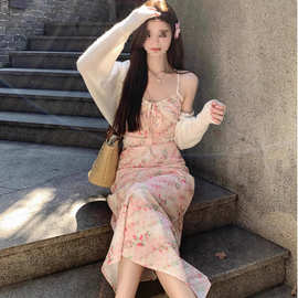 法式浅粉色吊带碎花V领连衣裙女新款渡假风气质收腰修身系带长裙