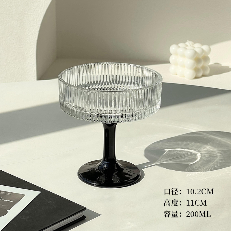 Taza de helado de alto pie tallado de flores casera de verano bebida fría taza de yogur pudín afgaido taza de helado de postre