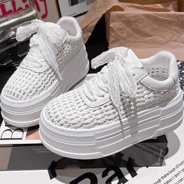 2025 nuevo estilo zapatos casuales de altura de suela gruesa zapatos huecos tejidos de cuero zapatos de mujer pequeños zapatos blancos zapatos deportivos