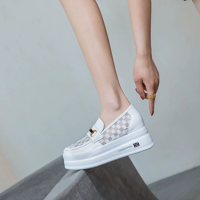 Белые кожаные туфли со скрытым увеличением роста, женская обувь на весну/лето-осень, дышащая сетчатая обувь, повседневные универсальные лоферы на платформе