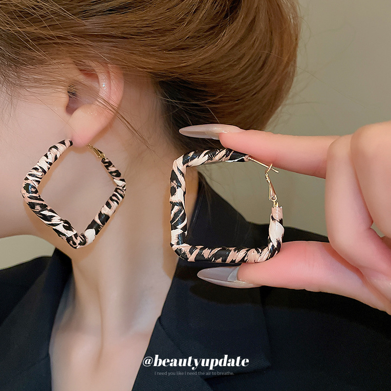 Pendientes de cuero artificial con estampado de leopardo enrollado con aguja de plata