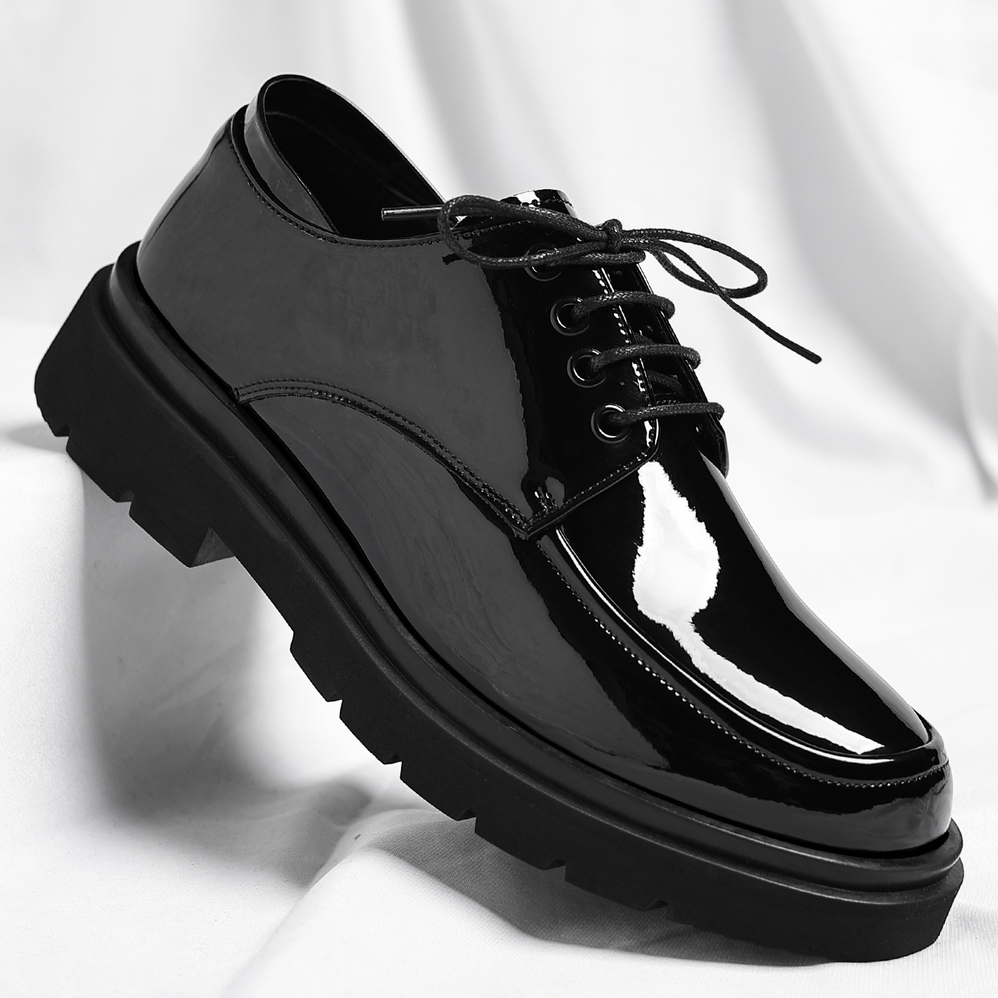Glänzende, lässige Herren-Anzugschuhe für junge Männer, schwarze, runde Zehenpartie, Leder, trendiger Stil im Hongkong-Look_voghion.com