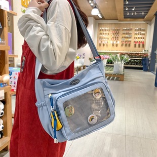 ������ܛ��ʹ��б���Ů����ԪС���μ����ذ���W�����nͨ�ڰ�