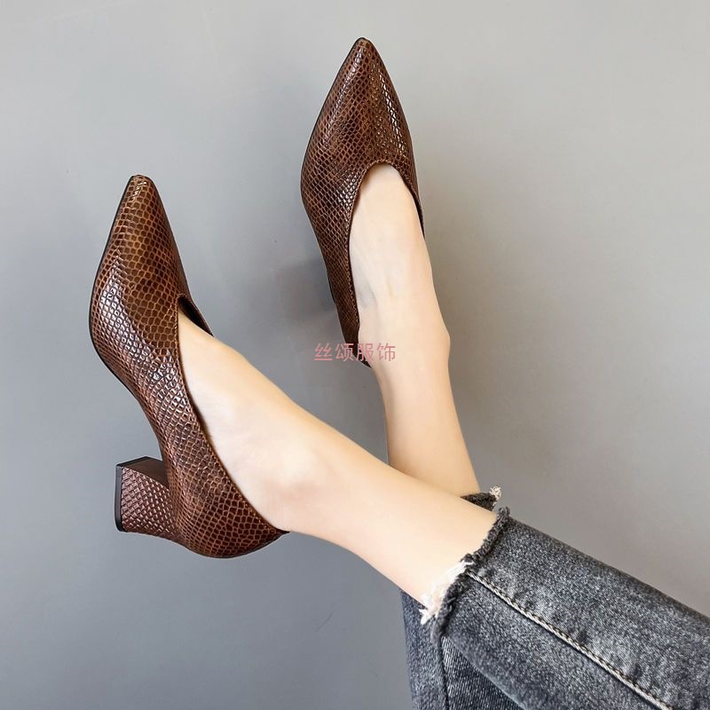 单鞋高跟粗跟尖头一字扣女鞋皮革工作鞋黑大码单鞋旗袍秀模特鞋女