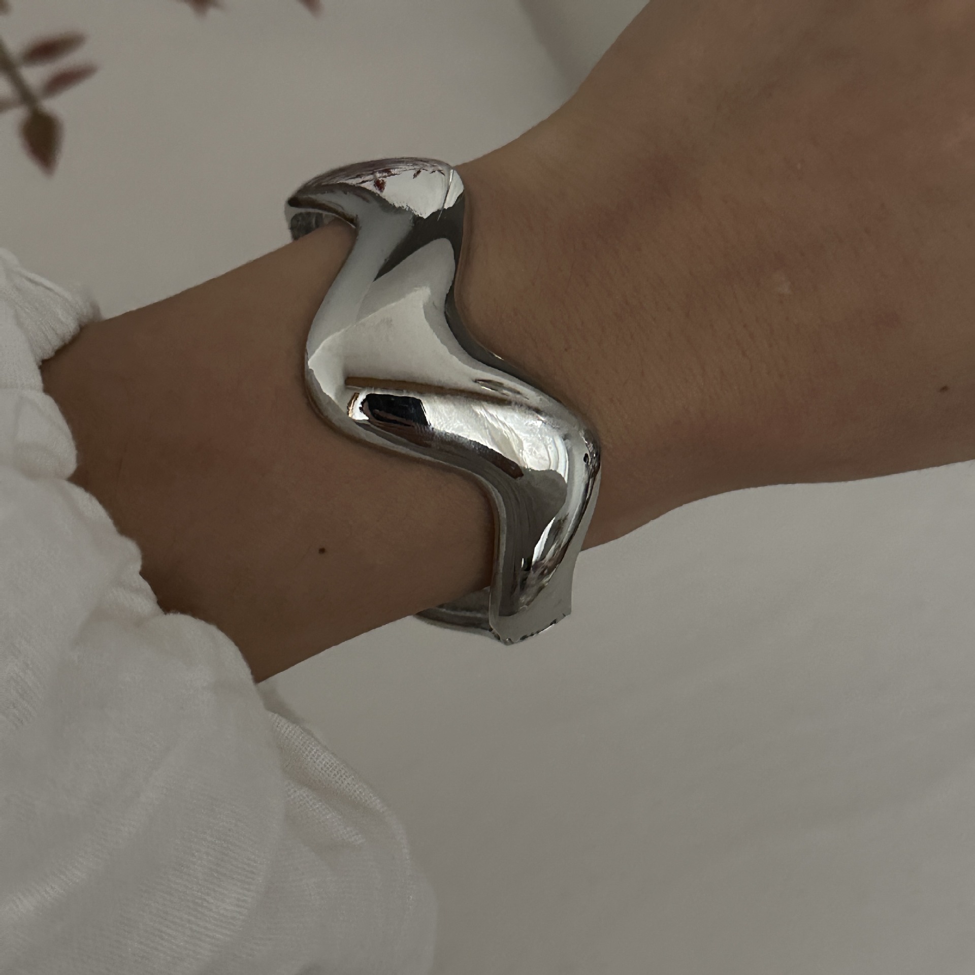 Exaggerated Solid Color Alloy Bangles Wholesale display picture 17