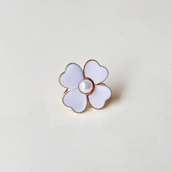 Four -leaf grass white