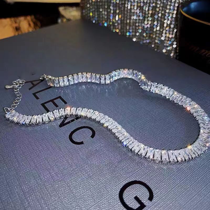 Light Luxury High-End Zircon Necklace, Simple and Fashionable Necklace, High-End Temperament, Short Clavicle Chain, Personalized Fashionable Jewelry