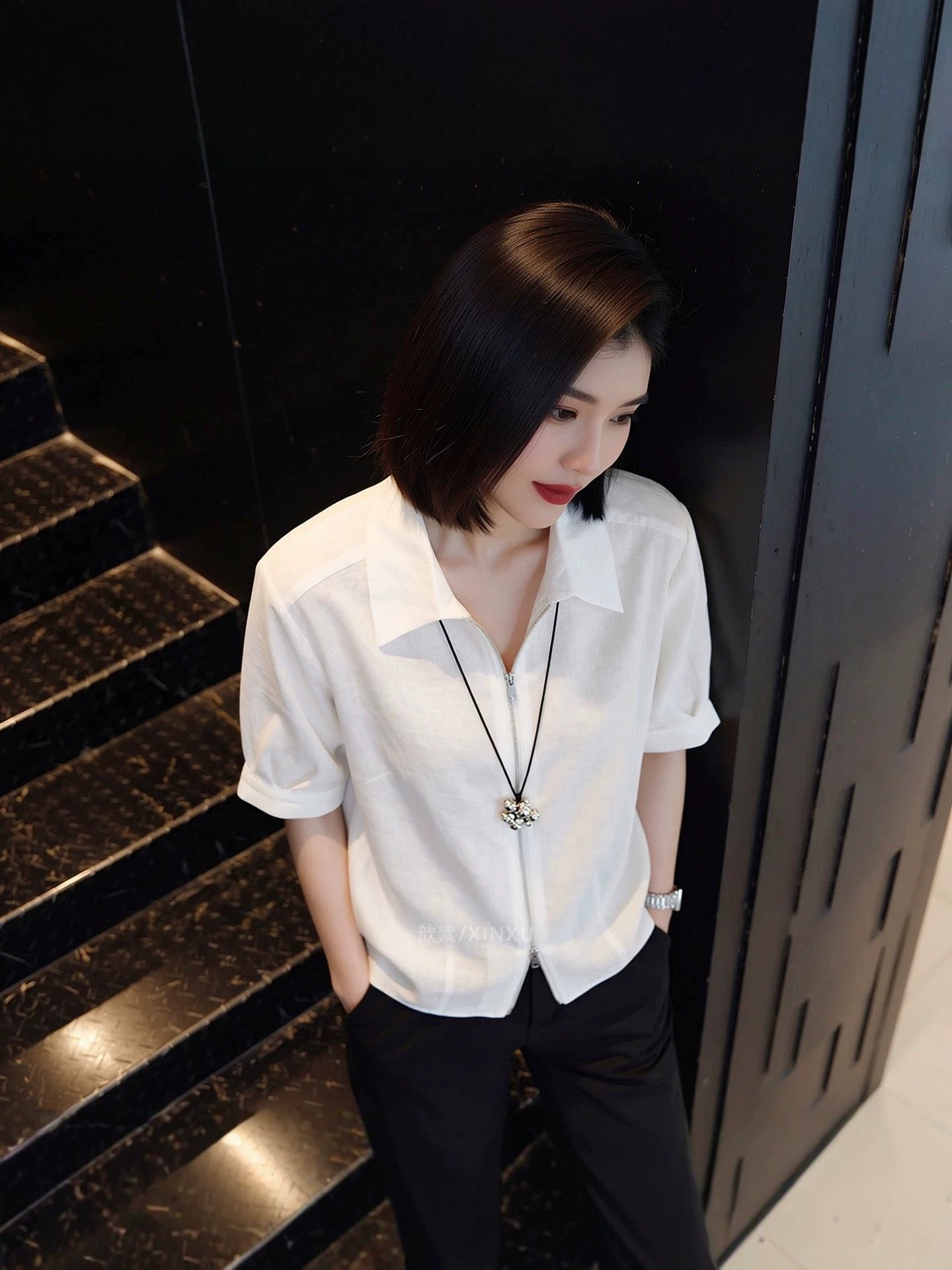Áo sơ mi ngắn tay nữ cổ lật phong cách nhẹ nhàng, thiết kế dây kéo trước, form suông tôn dáng — màu trắng