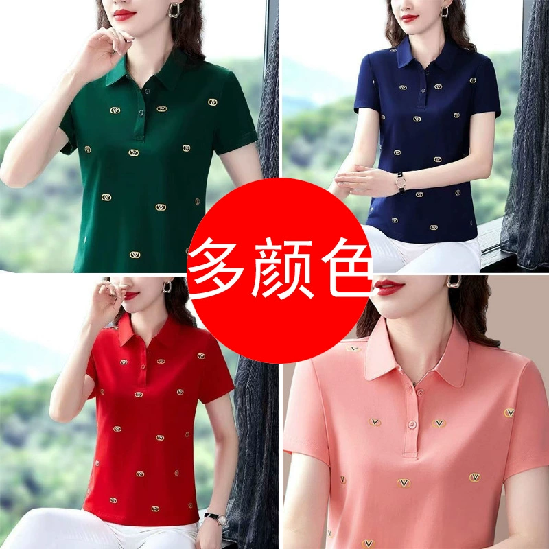 Женщины среднего и пожилого возраста одеты в рубашку поло с короткими рукавами с отворотами