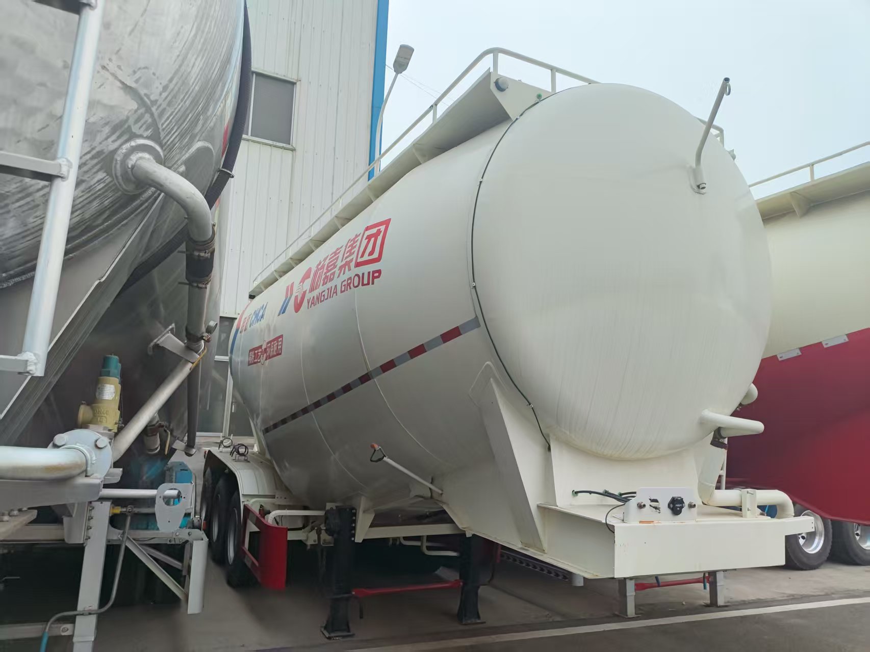 Sales of 55 Cubic Bulk Cement Tank Dry Mixed Mortar Tank Hanging Powder Tank Truck Export Export Cement Tank Truck Cross-Border