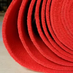 厚手の赤いじゅうたんを敷いた展示会の展示室の舞台の絨毯を厚くして開業します。