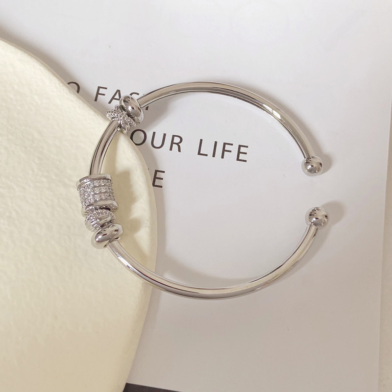 Pulsera de nicho de lujo ligero de alto grado Diseño abierto para mujer Ajustable pequeña cintura estilo frío joyería de mano de alto grado