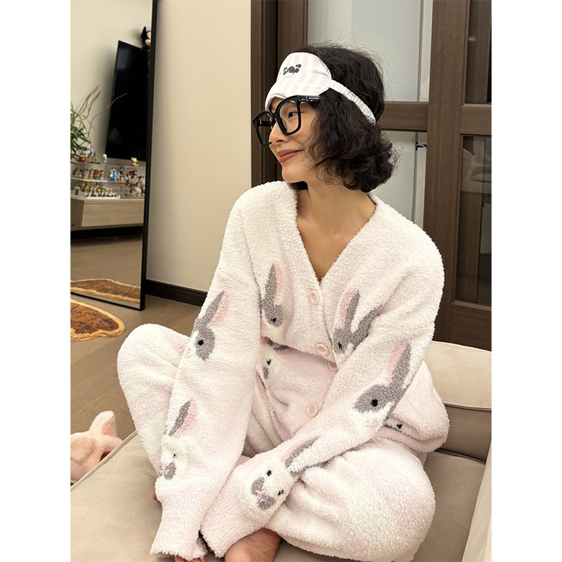 ネットの赤い風の漫画のウサギのパジャマの女性の冬のぬいぐるみのベルベットの厚い保温のニットの家庭服のスーツは外で着ることができます。|undefined