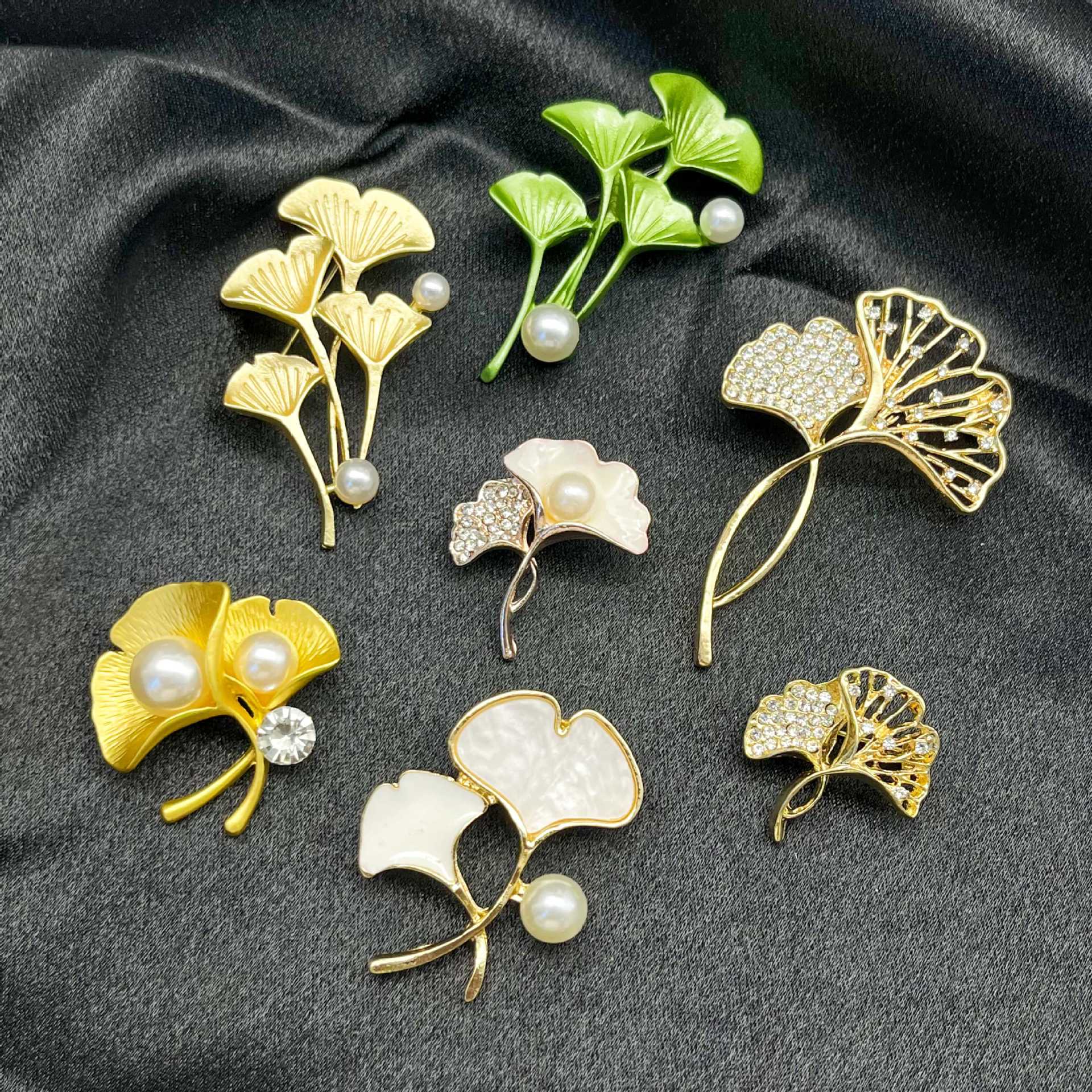 Golden Ginkgo Leaf Pearl Brooch for Women, High-End Exquisite Niche Coat Pin, Anti-Exposure Accessory Brooch
