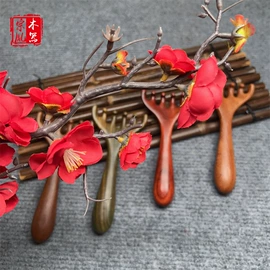 木质工艺品;经络保健器材;美发梳