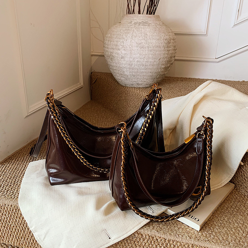 Bolso de alta sensación de mujer 2025 nuevo nicho de cadena brazaleta bolso súper caliente universal bolso de hombro