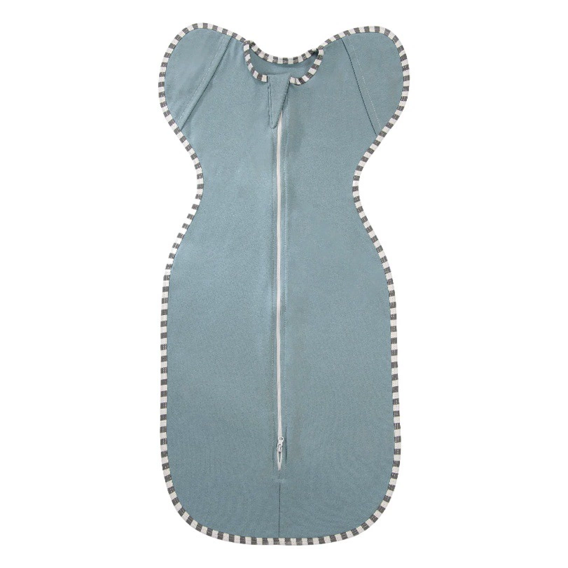 Младенцы сдаются в спальном мешке пеленая весна, лето, осень и зима