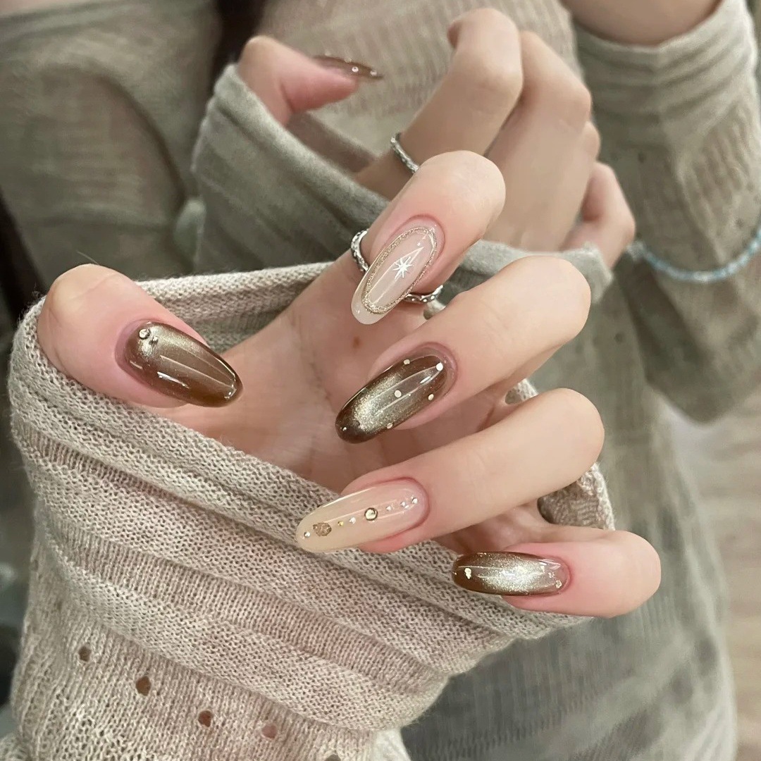 纯手工穿戴甲秋冬高奢感点钻细闪玻璃珠猫眼棕系氛围感显白美甲贴