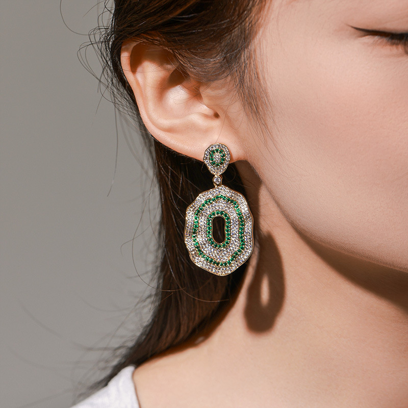 Xuping moda, lujo ligero con incrustaciones de circón, diseño de nicho, pendientes redondos geométricos, pendientes de temperamento de alta gama de todo fósforo