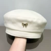 Молочно‑белый