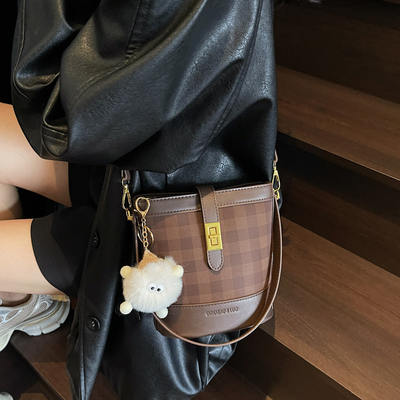 Bolso de cubo de moda para mujeres 2025, otoño y invierno, nuevo bolso retro, bolso de hombro de textura universal, bolso de mochila