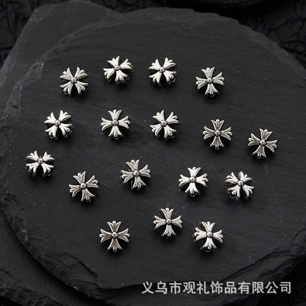 Retro clásico Croce Heart Cross agujero recto plata antigua plata tibetana plata brillante aleación de material diy accesorios espaciador de perlas