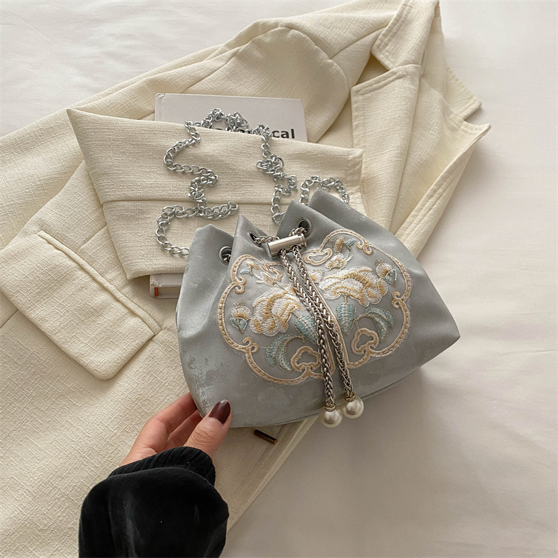 Bolso de diseño de nicho para mujeres 2024 verano nuevo retro mochila de hombro casual simple bolso de cubo casual para mujeres