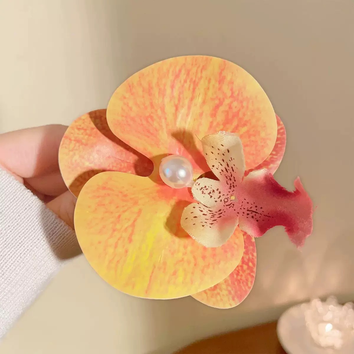 진한 오렌지색