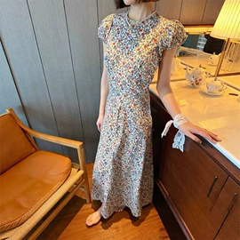 女式衬衫;女式T恤;半身裙