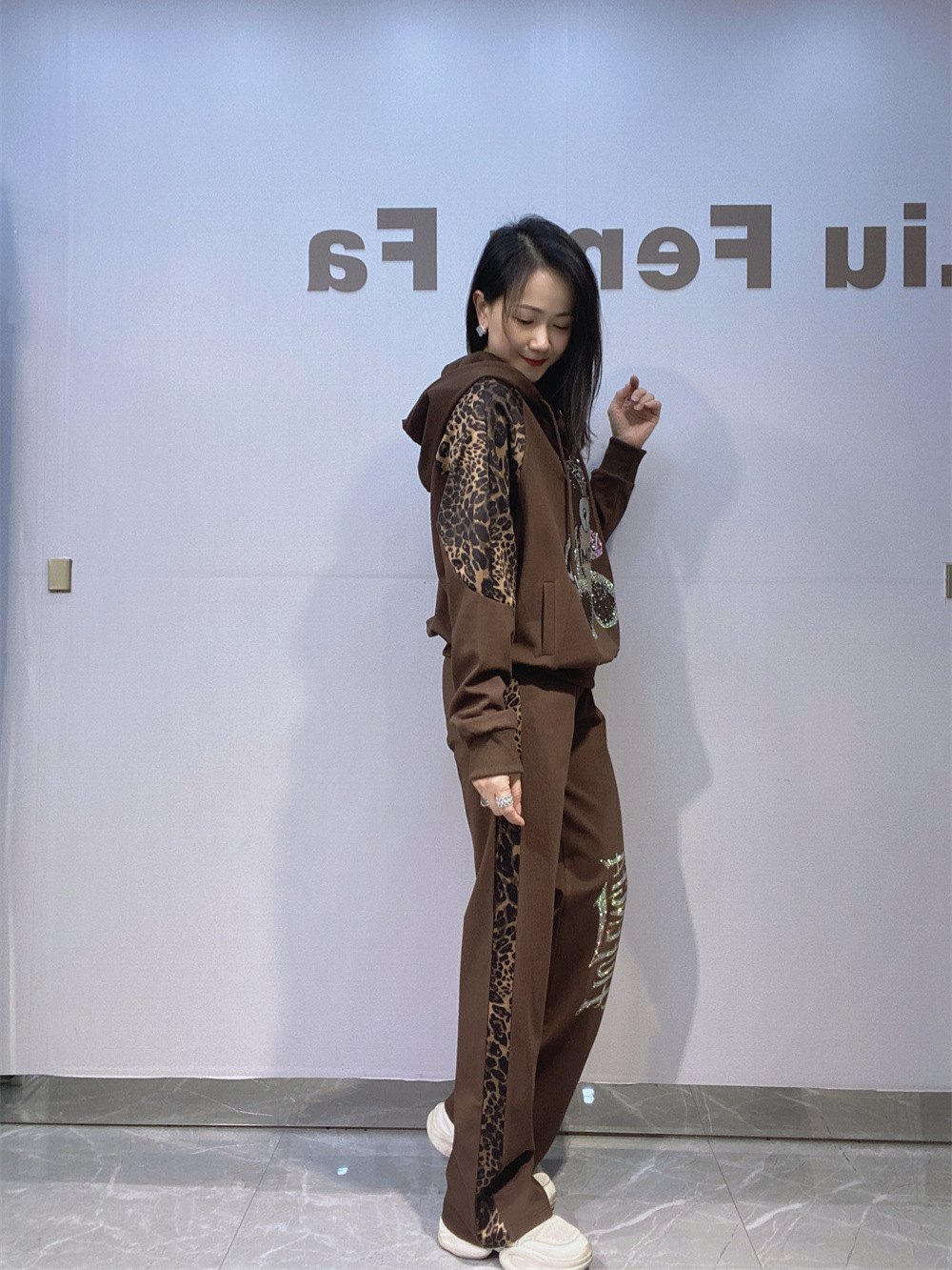 Un conjunto completo de estampado de leopardo con ropa de mujer europea, chaqueta encapuchada de mangas largas + pantalones, nuevo conjunto de primavera y otoño
