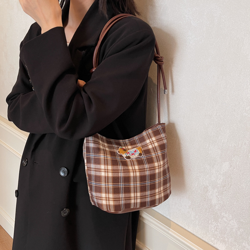 Otoño y invierno bolsos de mujer 2024 nuevo estilo retro cuadrado de moda ocio de gran capacidad de transporte de hombro bolso de cubo de moda