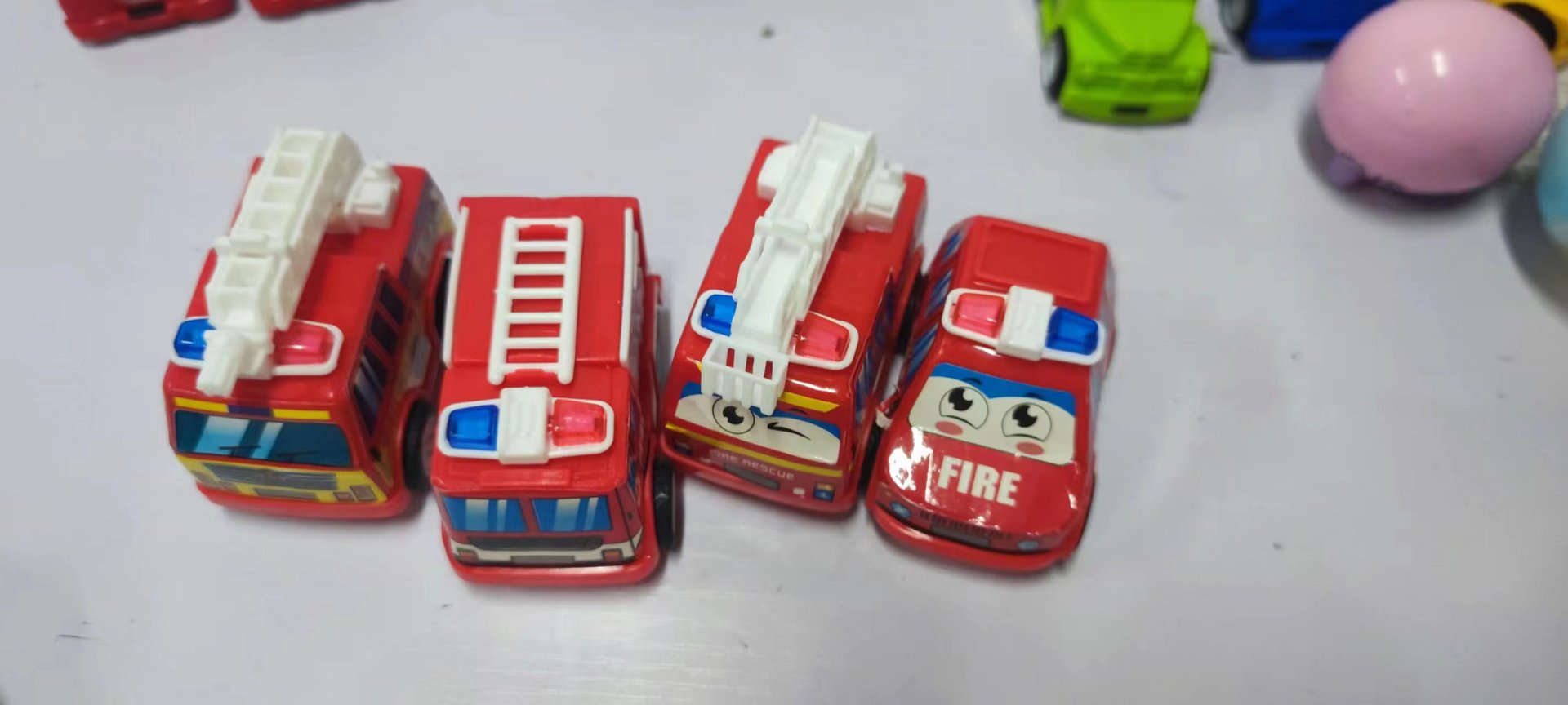 Tire hacia atrás camión de bomberos