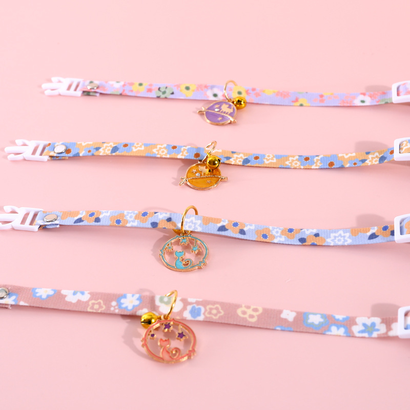Collar de mascotas ajustable botón de seguridad campana gatos perros estrella gatos flores margarita colgante accesorios collares