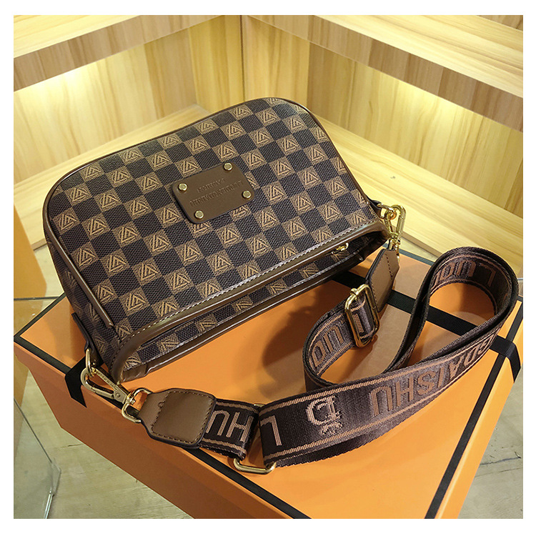 Women's bags 2023 new style versatile printed armpit bag Internet celebrity temperament high-end single shoulder crossbody bag small square bag_voghion.com