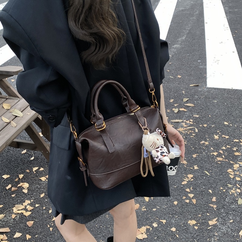 高级感油蜡皮波士顿枕头包包女式2025新款大容量手提包单肩斜挎包|undefined