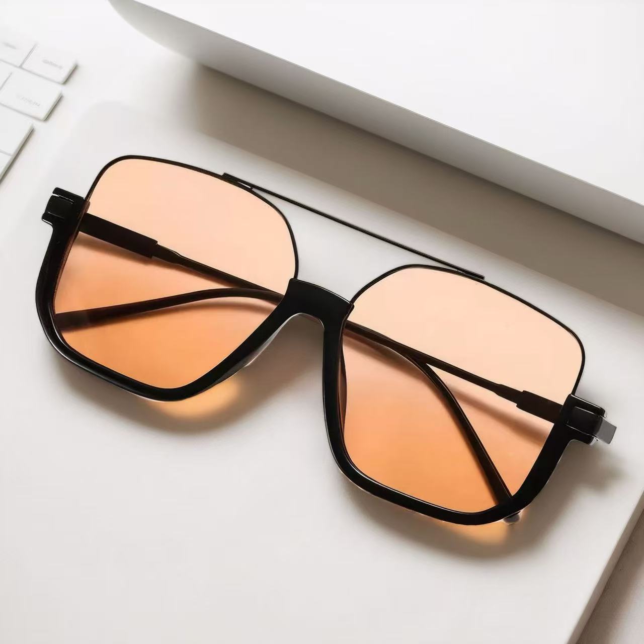 New Retro Large-Frame Brown Sunglasses, Simple, Casual, Elegant and Versatile, Women with Big Faces, Slimming Look and Elegant, Street Photography Fashion Trend