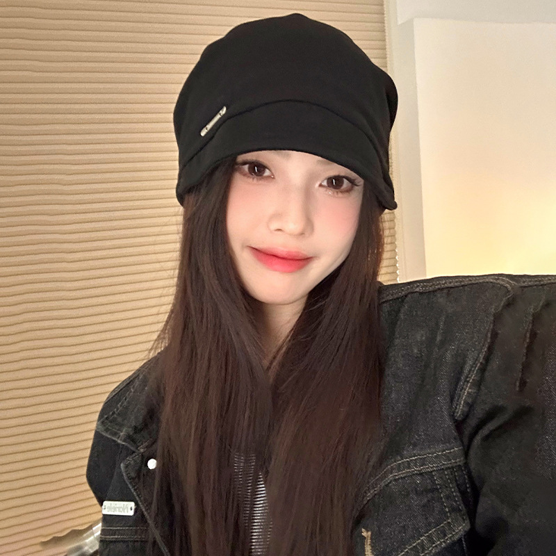 Sombrero japonés de pila de mujeres otoño y invierno simple cara pequeña gorra de cabeza roja red negra moda versátil gorra de luna fría gorra