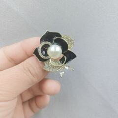 韓国版の高級な気質は水ドリルをはめ込んで油を垂らしますツバキの花の胸の優雅な真珠を垂らします。