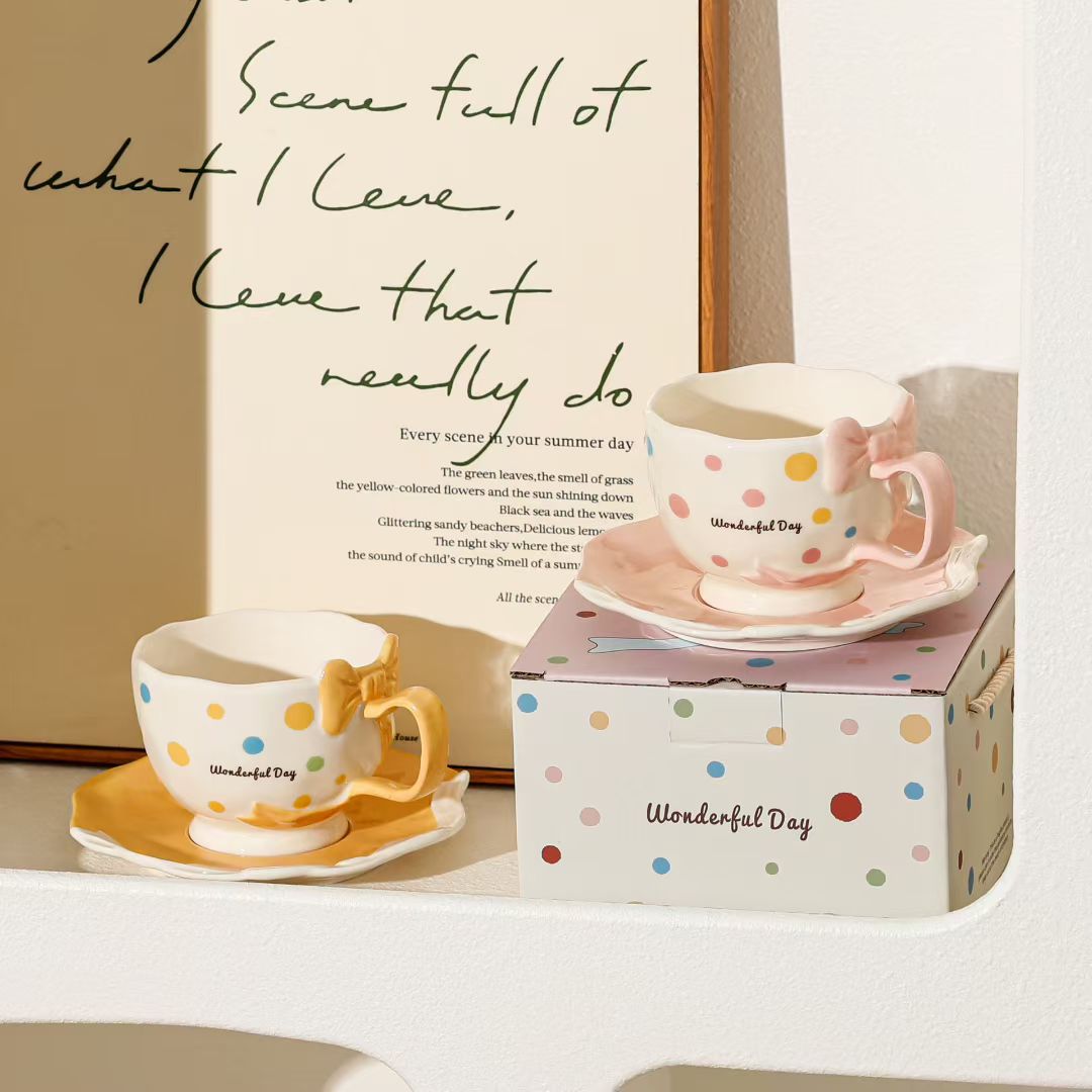 Creativa onda de dibujos animados punto arco taza y plato combinación de taza de cerámica personalidad de alto valor facial regalo taza de agua de té de la tarde