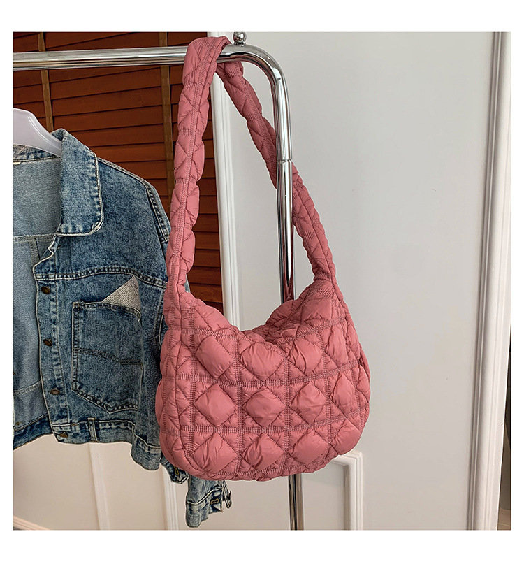 2024 primavera nuevo rombo ligero nube burbuja bolsa de moda de las mujeres textura de alto grado estilo occidental hombro bolsa de mensajero