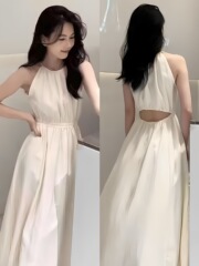 海边度假高级感白色吊带挂脖连衣裙子女夏季2025新款流行爆款长裙
