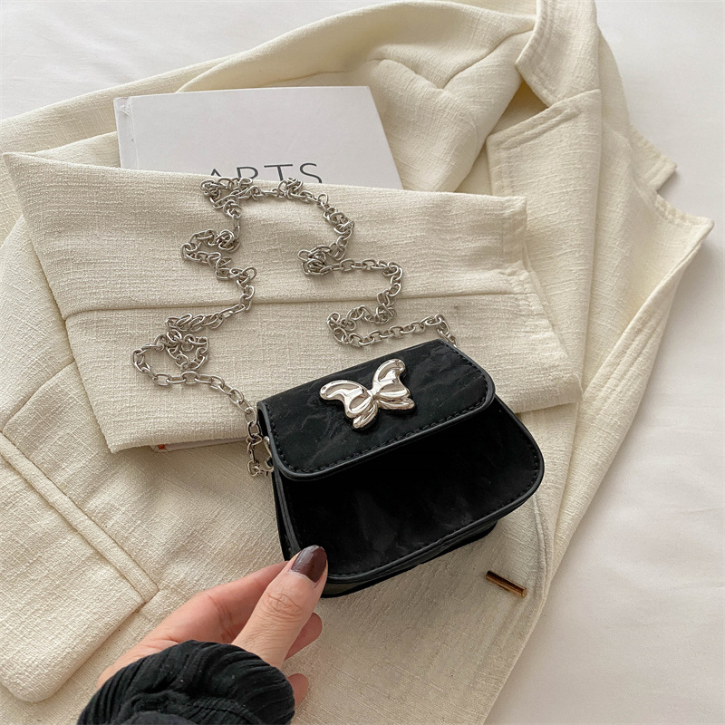 Bolso de fuego para mujeres 2024 nueva cadena bolso de mochila versátil exquisito viento de verano mini bolso plateado