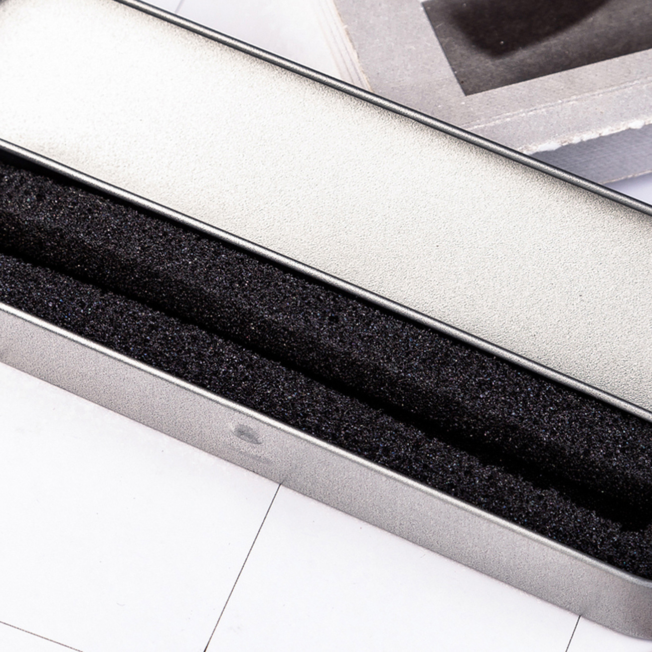 Fábrica al por mayor caja de hojalata papelería caja de lápiz negro publicidad caja de regalo Flip caja de lápiz de metal impresión LOGO