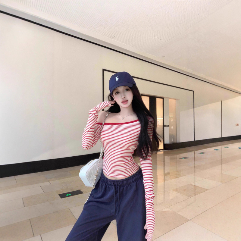 Pink Striped Off-Shoulder Long-Sleeve T-Shirt for Women, Autumn Pure Desire Style, Waist-Cinching, Slim-Fit, Short Top for Petite Figures Pink Striped Off-Shoulder Long-Sleeve T-Shirt for Women, Autumn Pure Desire Style, Waist-Cinching, Slim-Fit, Short Top for Petite Figures