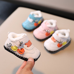 A pair of winter newborn baby cotton shoes with thermal lining, soft sole, for 0-1 year old babies, suitable for learning to walk, unisex, non-slip.