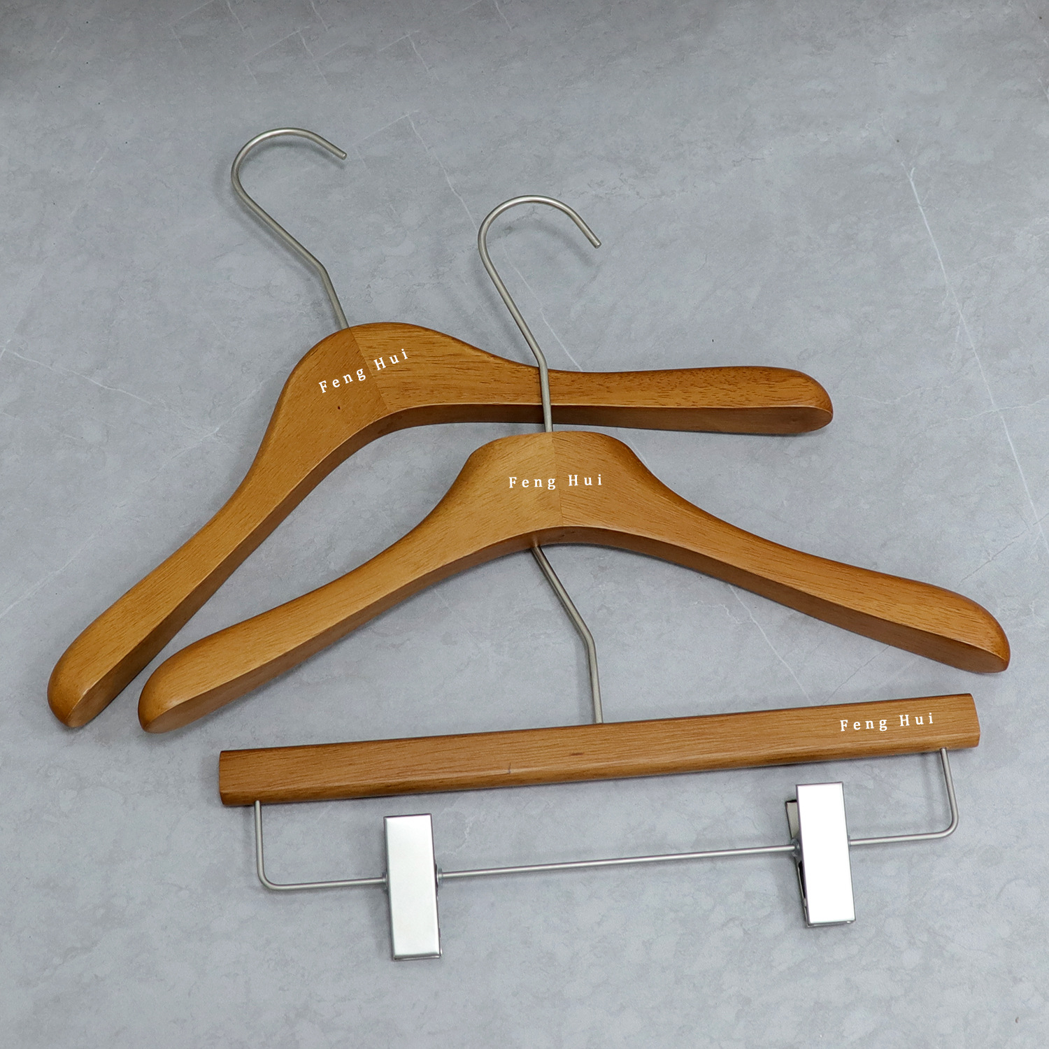 Percha de Madera Maciza Color Nogal de Madera Antideslizante para Tienda de Ropa