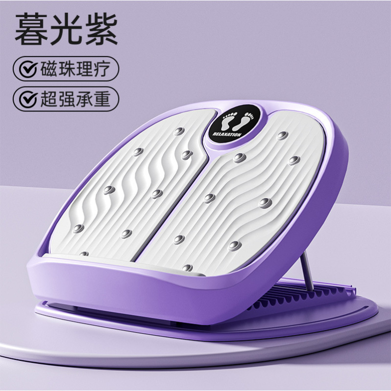 筋力ボードの斜めのペダルは立っています。フィットネスは足の補助器材を押します。|undefined